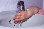 Se laver les mains au moins pendant 30 secondes puis se désinfecter avec du gel désinfectant.